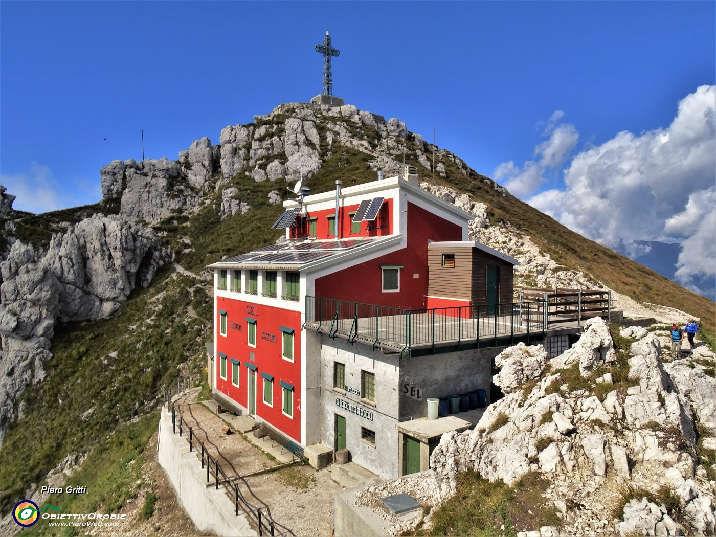 33 Resegone -Punta Cermenati (1875 m) con Rif. Azzoni (1860 m).JPG